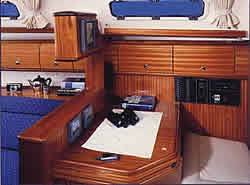 Bavaria36_navigacijski_stol